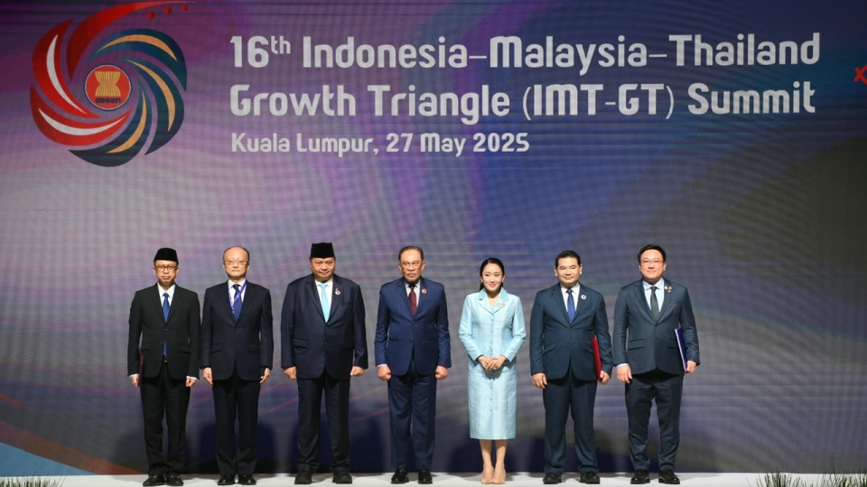 le_ky_ket_duoc_thuc_hien_boi_dai_dien_cua_ba_quoc_gia_thanh_vien_bao_gom_bo_truong_kinh_te_malaysia_datuk_seri_rafizi_ramli_bo_truong_dieu_phoi_kinh_te_indonesia_airlangga_hartarto_va_thu_truong_ta.jpg