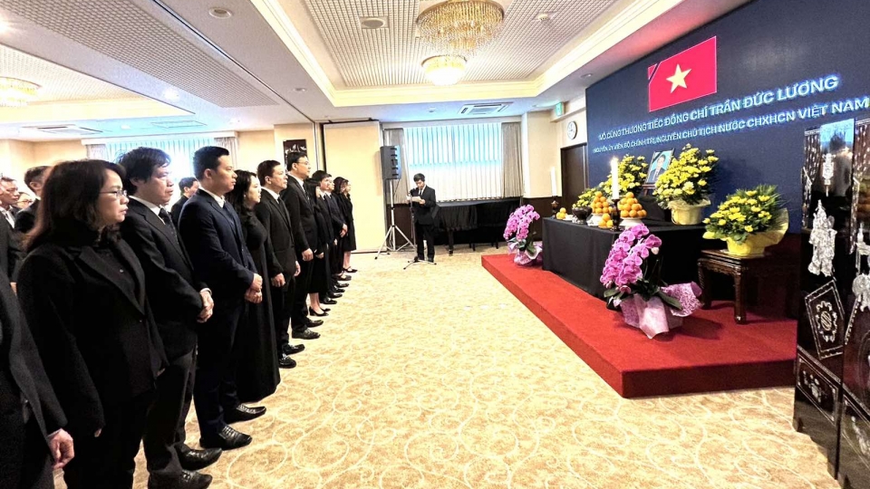 le_vieng_co_su_tham_du_cua_tat_ca_can_bo_nhan_vien_dai_su_quan_va_cac_co_quan_dai_dien_cua_viet_nam_tai_nhat_ban_anh_vov_tokyo.jpg