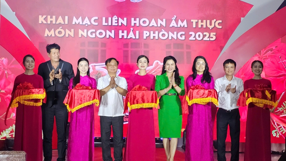 lien_hoan_am_thuc_mon_ngon_hai_phong_khai_mac_toi_10_5_la_hoat_dong_huong_ung_chao_mung_ky_niem_70_nam_ngay_giai_phong_hai_phong_va_le_hoi_hoa_phuong_do_nam_2025.jpg