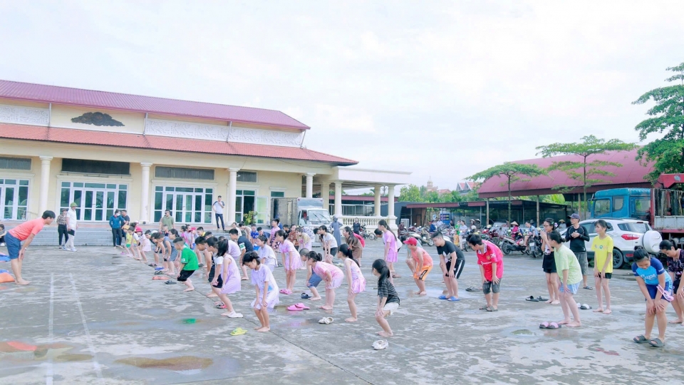 moi_nam_tai_quang_ninh_hang_tram_lop_hoc_boi_-_trong_do_co_rat_nhieu_lop_mien_phi_duoc_to_chuc_cho_tre_em_co_hoan_canh_kho_khan.jpg