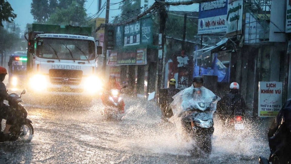Mưa to kéo dài sáng cuối tuần, nhiều tuyến đường tại TP.HCM ngập sâu