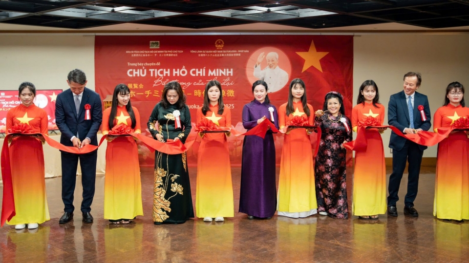 nghi_thuc_cat_bang_khai_mac_trien_lam_anh_vov_tokyo.jpg