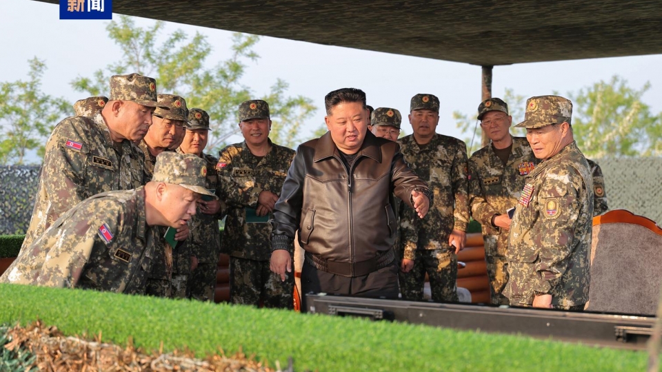 nha_lanh_dao_trieu_tien_kim_jong-un_thi_sat_cuoc_thi_cua_luc_luong_phao_binh._anh_cctv.jpg
