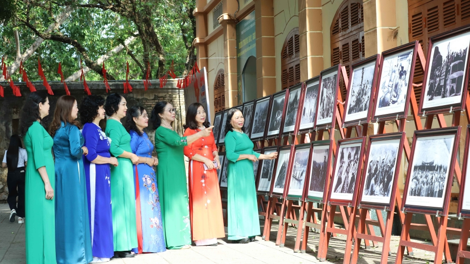 nhan_dan_va_du_khach_den_voi_trien_lam_anh_bai_ca_thong_nhat._1.jpg