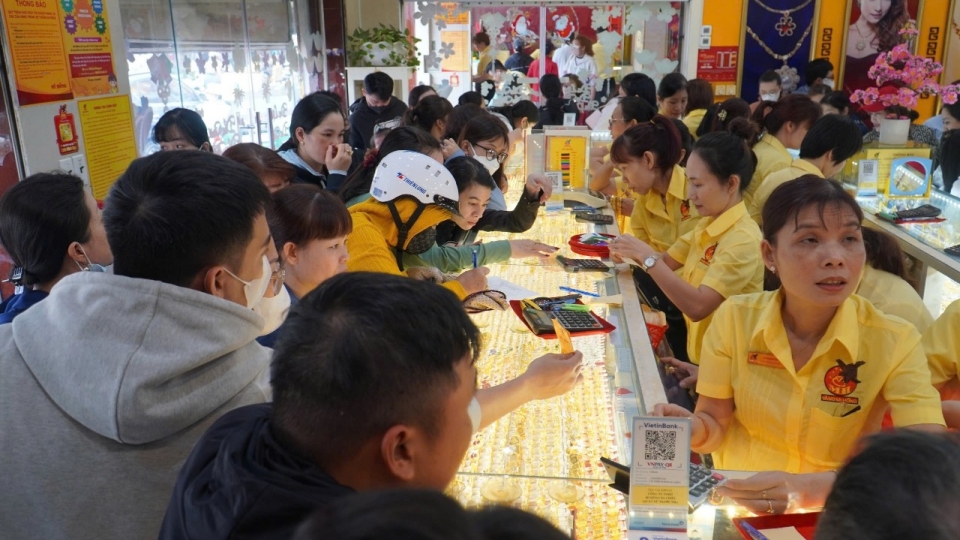 nhung_thoi_diem_gia_vang_bien_dong_nhieu_nguoi_dan_xep_hang_di_mua.jpg