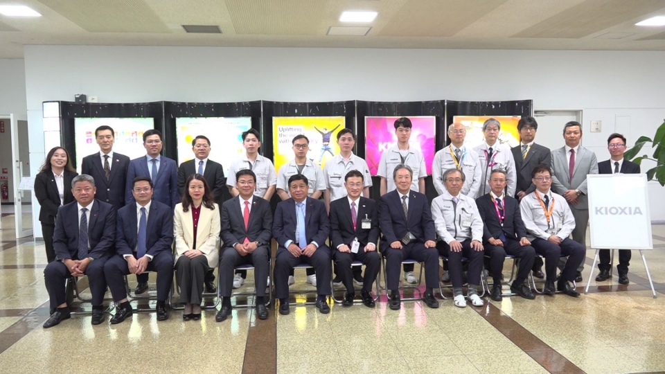 pho_thu_tuong_nguyen_chi_dung_chup_anh_ky_niem_voi_ban_lanh_dao_tap_doan_kioxia_noi_co_nhieu_ky_su_viet_nam_dang_lam_viec_anh_xuan_giao_20250528093903.jpg