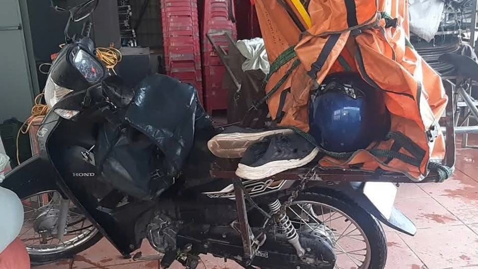 Đang đi trên đường, nam shipper ở Quảng Trị bị sét đánh bất tỉnh