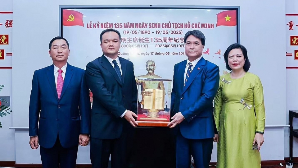 qua Tong bi thu To Lam tang Bao tang Lich su cach mang Quang Dong, ky niem ngay sinh Ho Chi Minh -tong lanh su quan Viet Nam tai Quang Chau.jpg