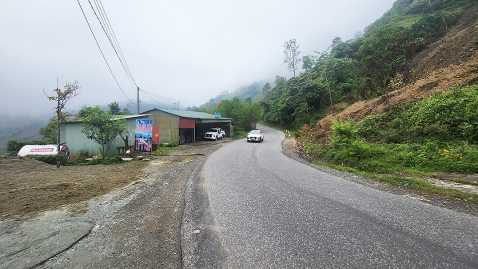 quoc_lo_24_noi_quang_ngai_va_kon_tum_duong_nho_deo_doc_quanh_co_khien_viec_di_lai_kho_khan_hon_20250509125522.jpg