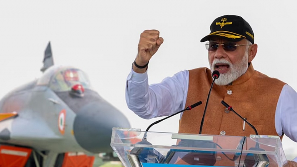 thu tuong An Do Modi gio nam dam tai can cu khong quan An Do, san bay quan su Adampur 13-5-2025 -mang X Modi.jpg