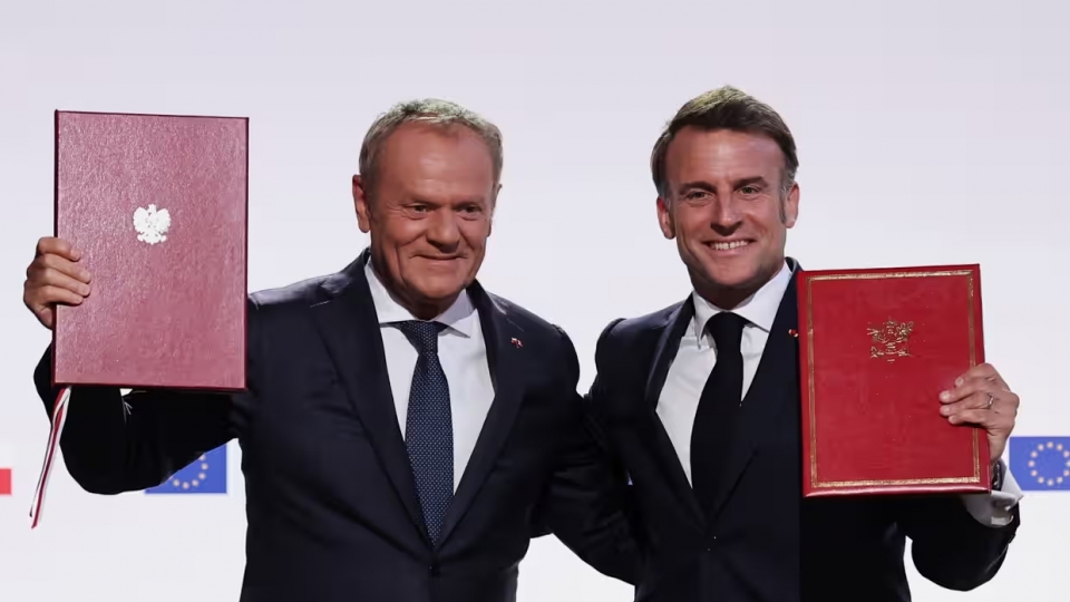 thu_tuong_ba_lan_donald_tusk_ben_trai_va_tong_thong_phap_emmanuel_macron_sau_khi_ky_hiep_uoc_tai_nancy_mien_dong_nuoc_phap_anh-ap.jpg