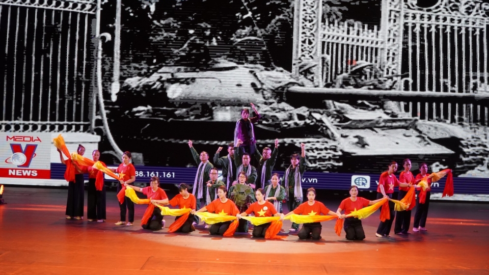 tiet_muc_hoat_canh_mau_cau_chuyen_hoa_binh_duoc_the_hien_boi_can_bo_va_nhan_vien_dai_su_quan_20250518004920.jpg