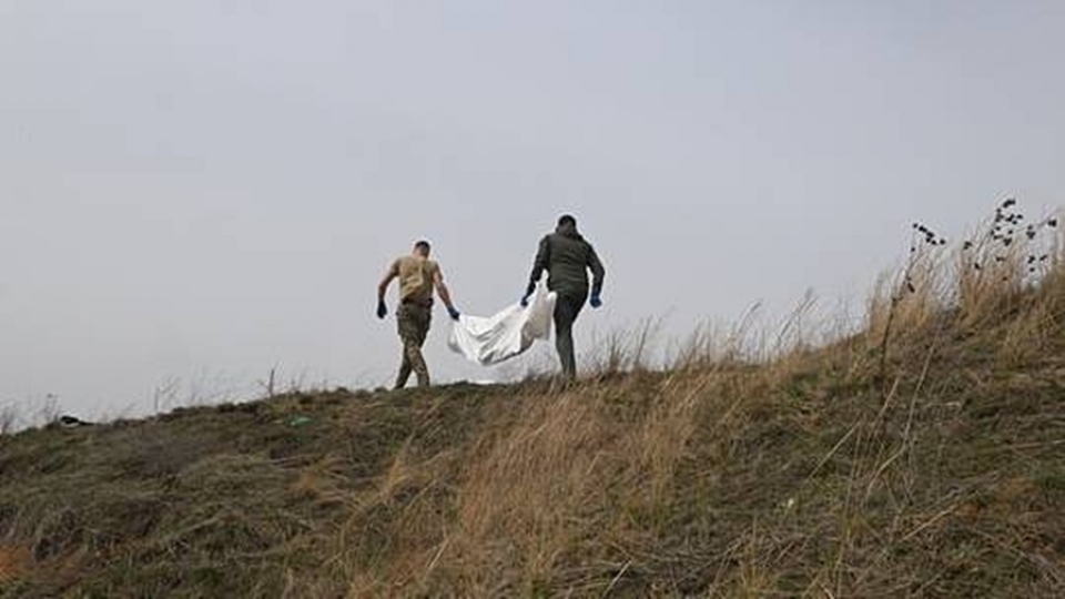 tinh nguyen vien Nga thu gom thi the linh Ukraine tu tran, thu gom tu si Ukraine -sputnik.jpg