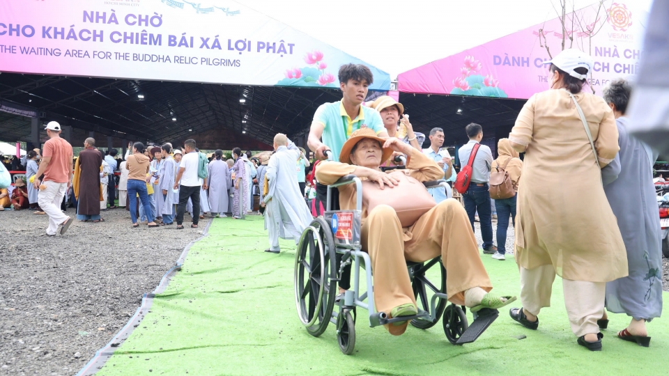 tinh_nguyen_vien_tai_dai_le_vesak_luon_tan_tam_phung_su_anh_ty_huynh.jpg