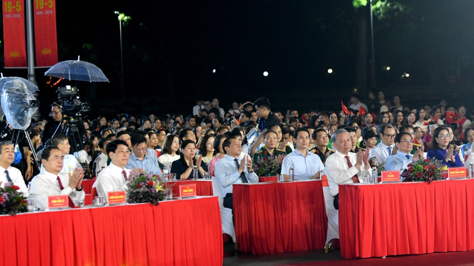 tong_bi_thu_to_lam_va_lanh_dao_dang_nha_nuoc_du_chuong_trinh_nghe_thuat_nguoi_la_ho_chi_minh.2.jpeg