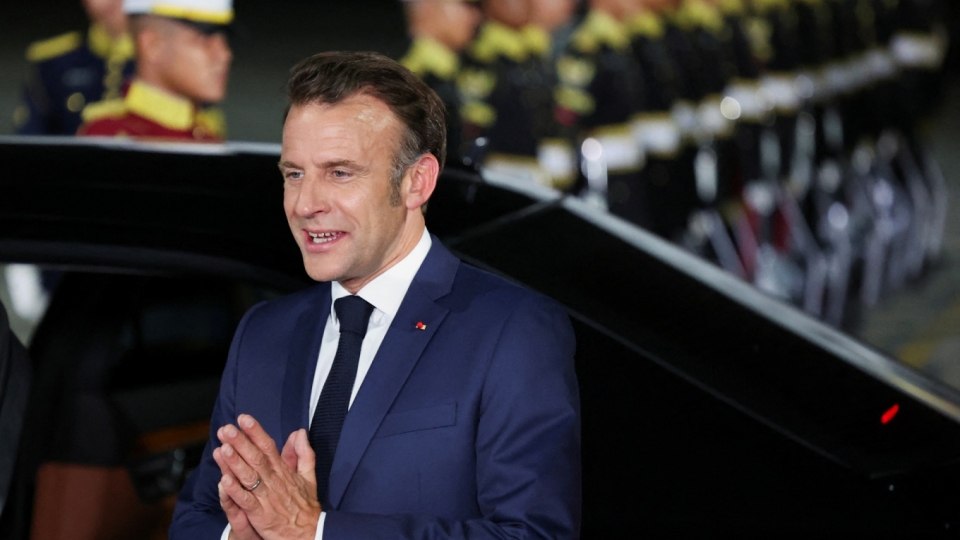 tong_thong_phap_emmanuel_macron_dang_o_tham_indonesia-_nguon_anh_reuters.jpg