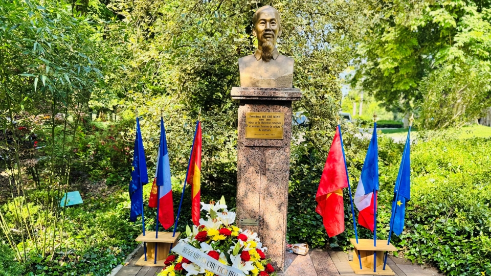 tuong_chu_tich_ho_chi_minh_nam_trong_khuon_vien_cong_vien_montreau_thanh_pho_montreuil_phap_-_anh_anh_tuan_vov.jpg