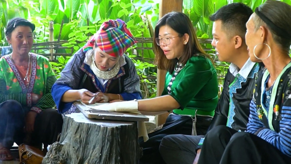 Vẽ sáp ong trên vải - trải nghiệm thu hút khách du lịch ở Lai Châu