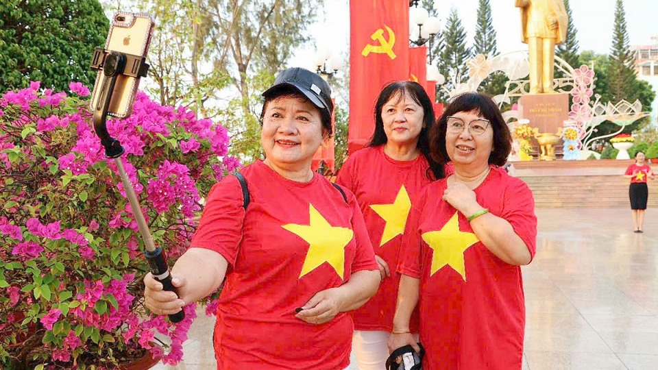 vov_-_du_khach_chup_hinh_cung_tuong_dai_bac_ho_o_ben_ninh_kieu_tp._can_tho.jpg