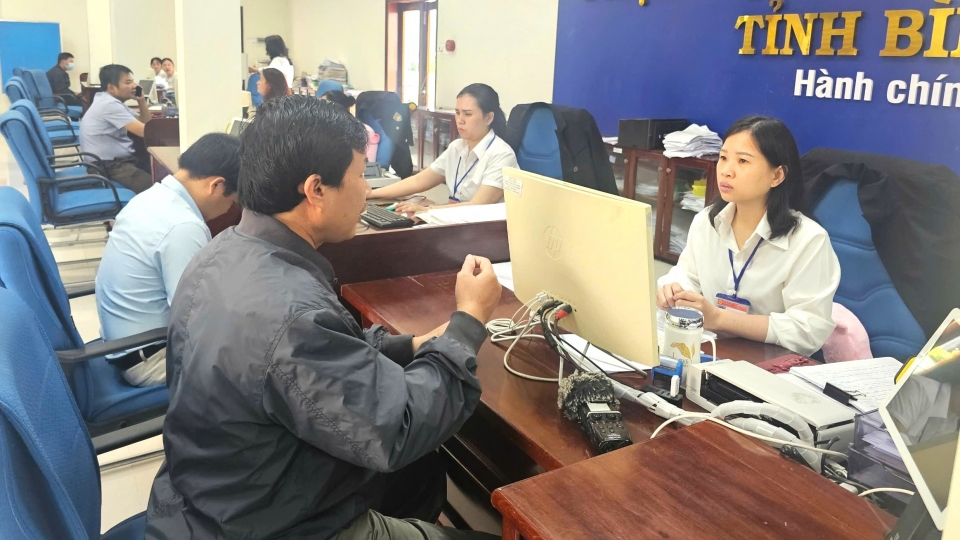 vov_nhan_vien_trung_tam_hanh_chinh_cong_tinh_binh_dinh_huong_dan_nguoi_dan_xu_ly_thu_tuc_hanh_chinh_20250305105614_20250514210516.jpg