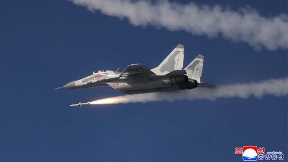 vu khi Trieu Tien, may bay Trieu Tien phong ten lua khong doi khong, tiem kich Trieu Tien MiG-29 -kcna.jpg