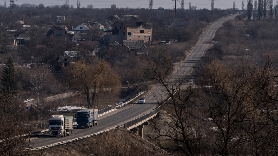 xe tai Ukraine, duong bo Ukraine, xe tai roi khoi mo urani Ukraine Inhulska -nytimes.jpg