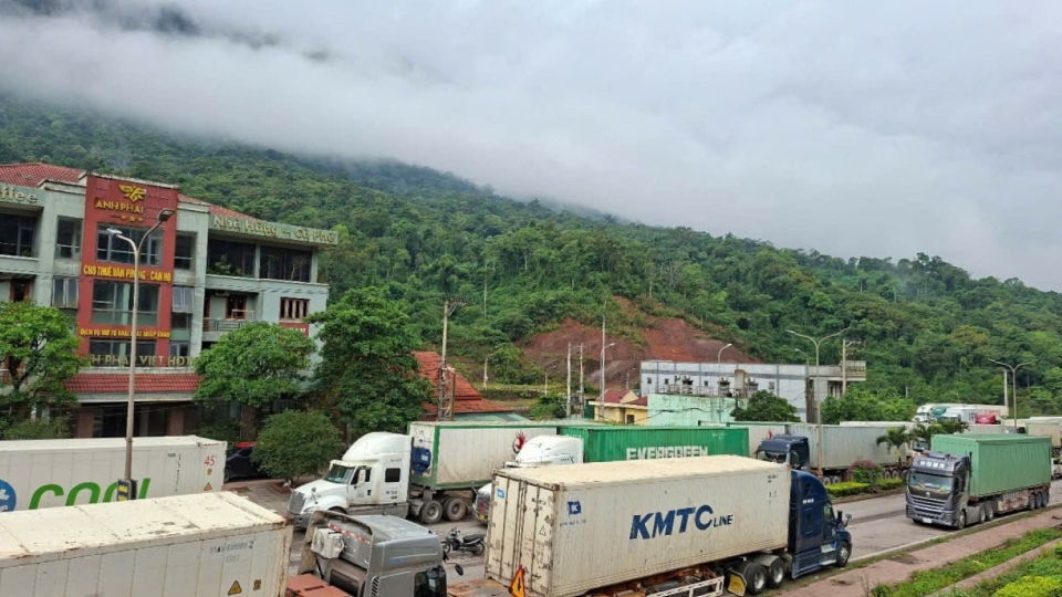 xe_tai_xe_container_noi_duoi_nhau_cho_lam_thu_tuc_xuat_canh_tai_cua_khau_quoc_te_cha_lo.jpg