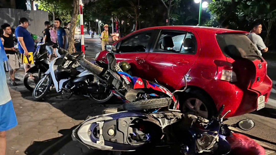 Ô tô con đâm liên hoàn hàng loạt xe máy ở đường Kim Giang, Hà Nội