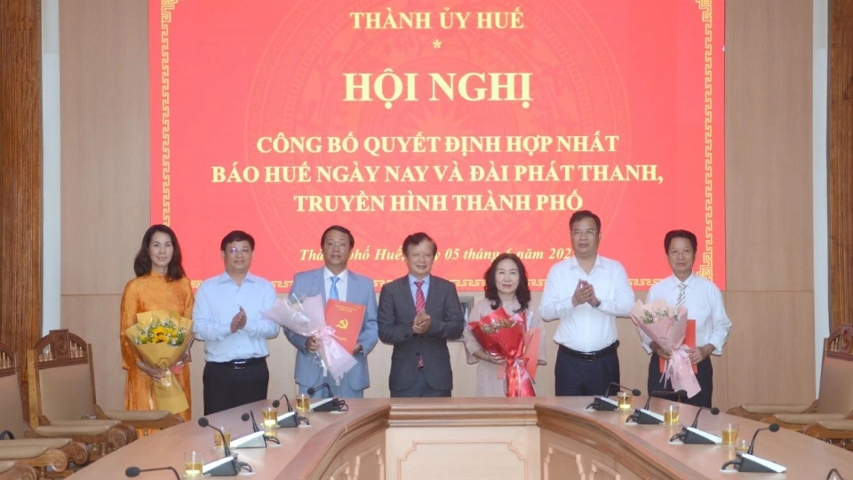 Ông Lê Trường Lưu (áo vét xanh) trao quyết định hợp nhất Báo Huế ngày nay và Đài Phát thanh và Truyền hình thành phố.JPG