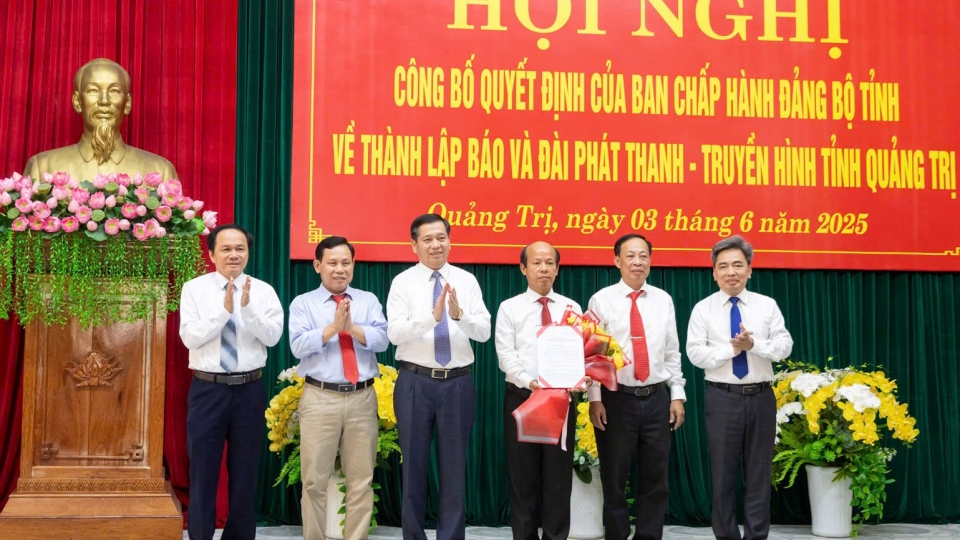 Ông Nguyễn Long Hải, Bí thư Tỉnh ủy Quảng Trị (thứ 3 trái sang) trao Quyết định thánh lập Báo và Đài PTTH tỉnh Quảng Trị.jpg
