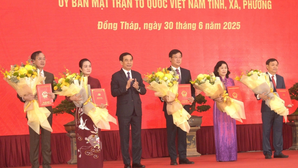 Đại tướng Phan Văn Giang trao Quyết định của Bộ Chính trị chỉ định Ban thường vụ Tỉnh ủy Đồng Tháp.jpg