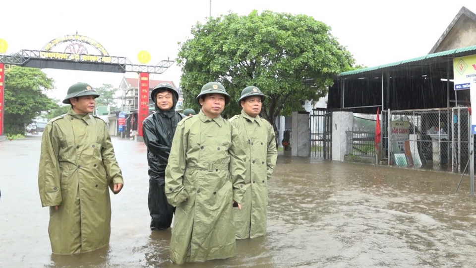 Đoàn công tác Bộ chỉ huy quân sự tỉnh Quảng Trị kiểm tra, chỉ đạo công tác ứng cứu các khu vực ngập lụt.jpg