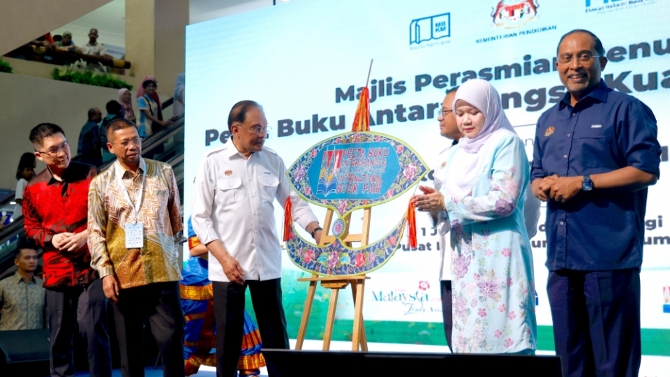 Ảnh Thủ tướng Malaysia tại Hội Hội chợ sách quốc tế Kuala Lumpur 2025_Nguồn_ Firdaus Latif Malay Mail.jpg