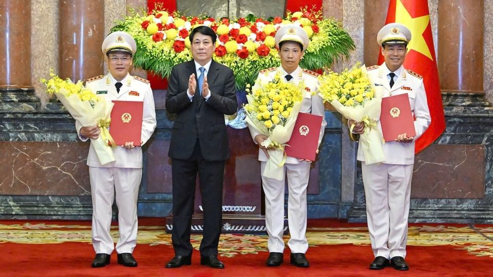 14-06_chu_tich_nuoc_luong_cuong_trao_quyet_dinh_thang_cap_bac_ham_cho_cac_dong_chi_thu_truong_bo_cong_an.jpg