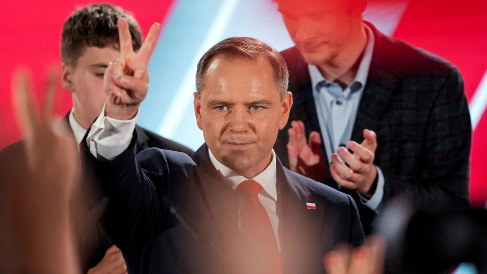 2025-06-02T083250Z_1861721895_RC2VTEADS5VA_RTRMADP_3_POLAND-ELECTION-NAWROCKI.JPG
