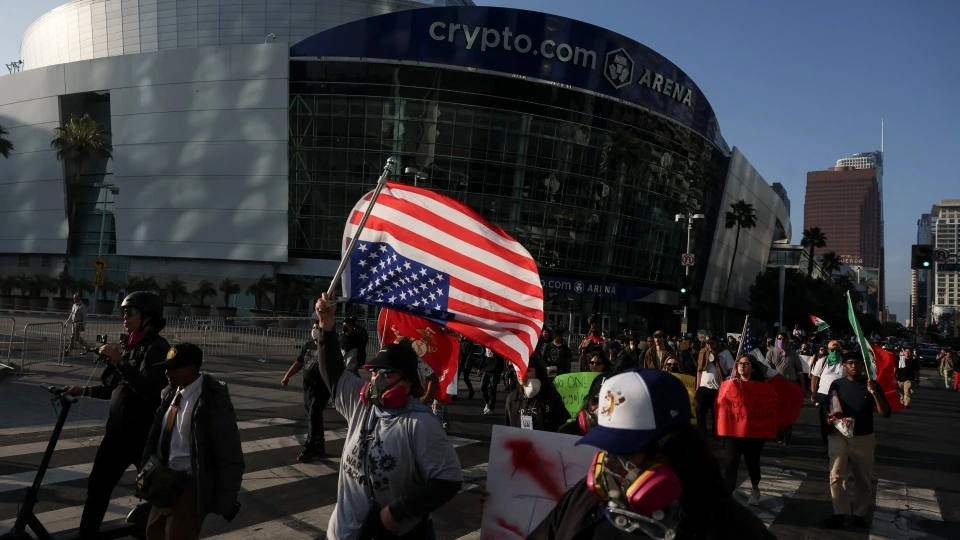 2025-06-11T014332Z_441424081_RC2WZEAJ0Y2P_RTRMADP_3_USA-MIGRATION-PROTEST-LOS-ANGELES.JPG