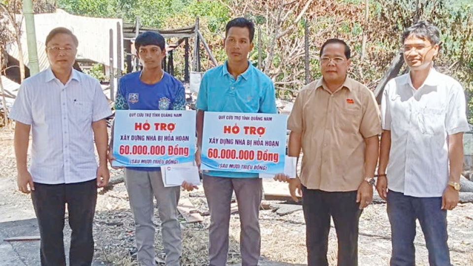 4lanh_dao_tinh_quang_nam_ban_giao_nha_cho_nguoi_dan_mien_nui_tay_giang_tinh_quang_nam.jpg