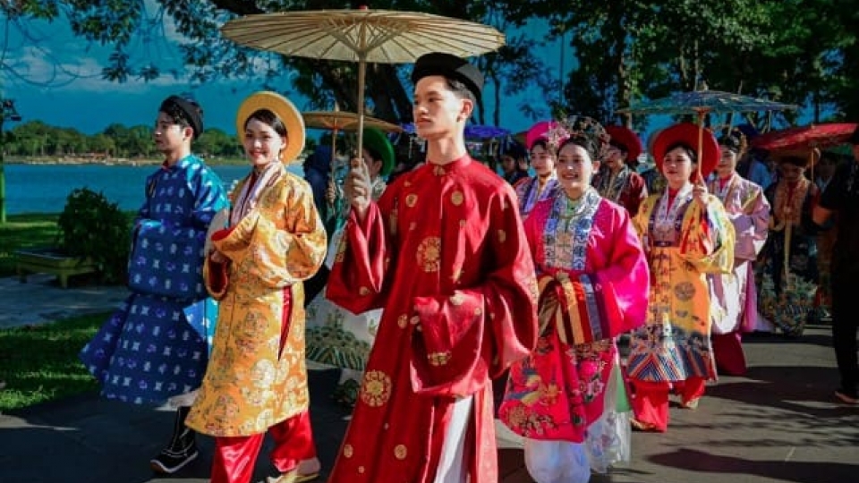 Traditional dress takes center stage in Hue’s biggest costume parade