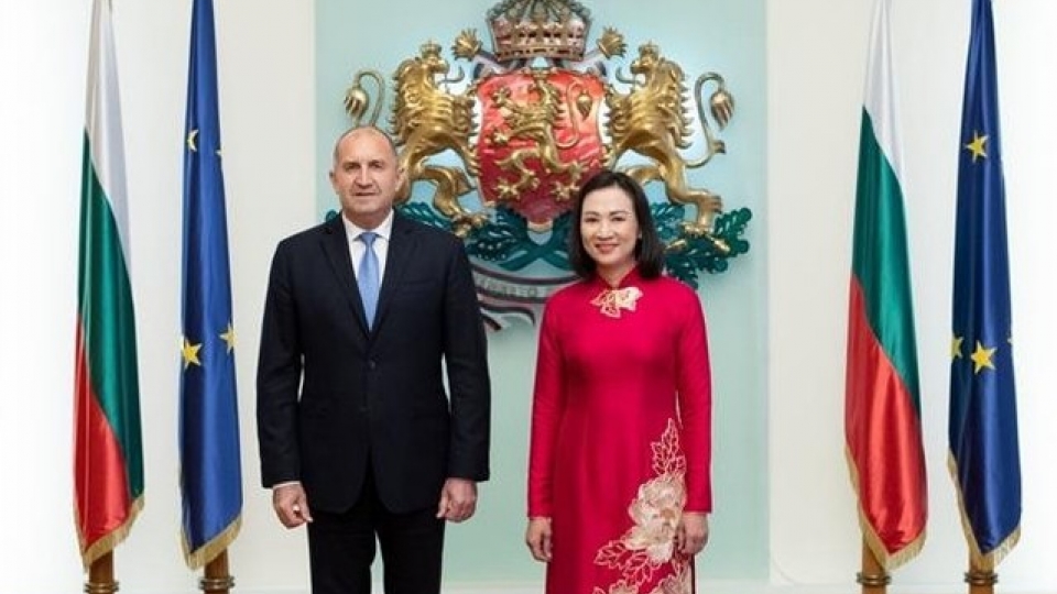 Bulgarian President Rumen Radev and Vietnamese Ambassador to Bulgaria Nguyen Thi Minh Nguyet.jpg