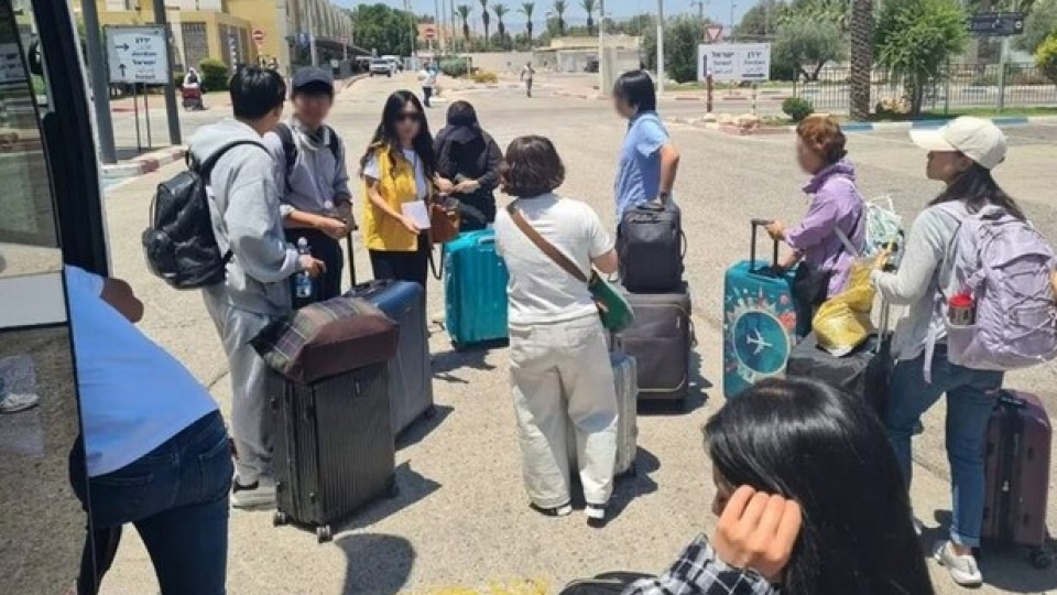 Công dân Hàn Quốc được sơ tán ra khỏi Israel (ảnh Bộ Ngoại giao Hàn Quốc).jpg
