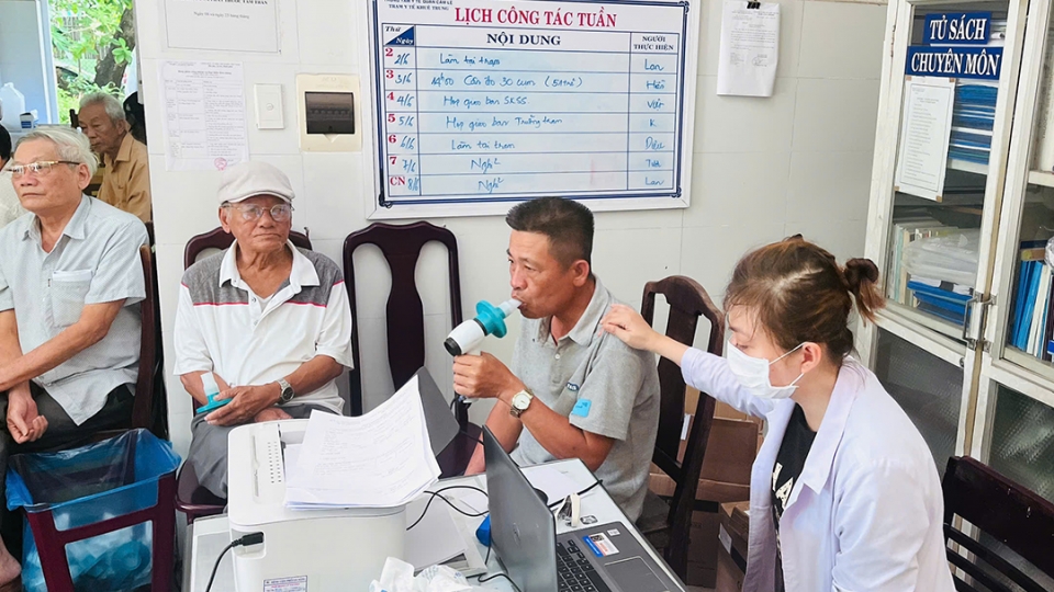 Các bác sĩ đang khám sàng lọc cho người dân_0.jpg