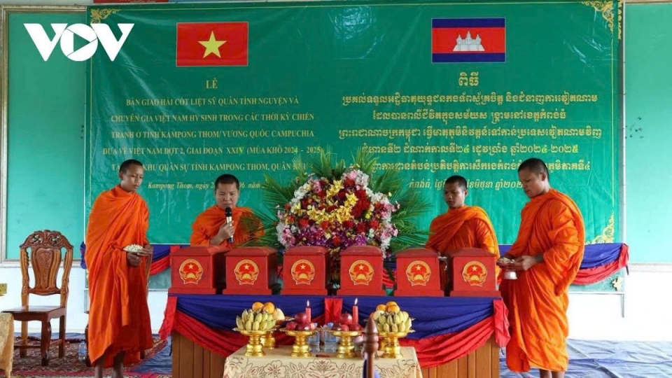 Cambodia hands over remains of six Vietnamese volunteer soldiers.jpg