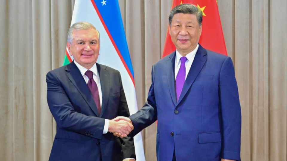 Chủ tịch Trung Quốc Tập Cận Bình gặp Tổng thống Uzbekistan Shavkat Mirziyoyev bên lề Hội nghị thượng đỉnh Trung Quốc - Trung Á tại Astana, Kazakhstan ngày 17.6. Ảnh Tân Hoa xã.jpg