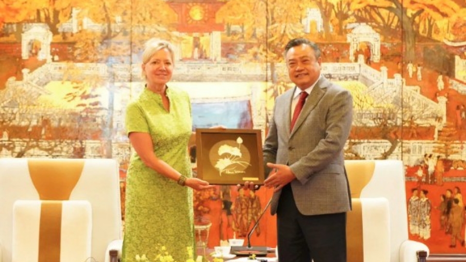 Chairman of the Hanoi People’s Committee Tran Sy Thanh presents a handcrafted lotus emblem to Mariam J. Sherman, World Bank Country Director for Vietnam, Laos, and Cambodia.jpg