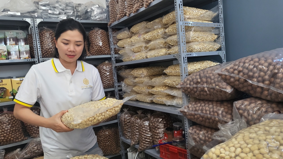 Chị Trang bên sản phẩm mắc ca của Công ty.jpg
