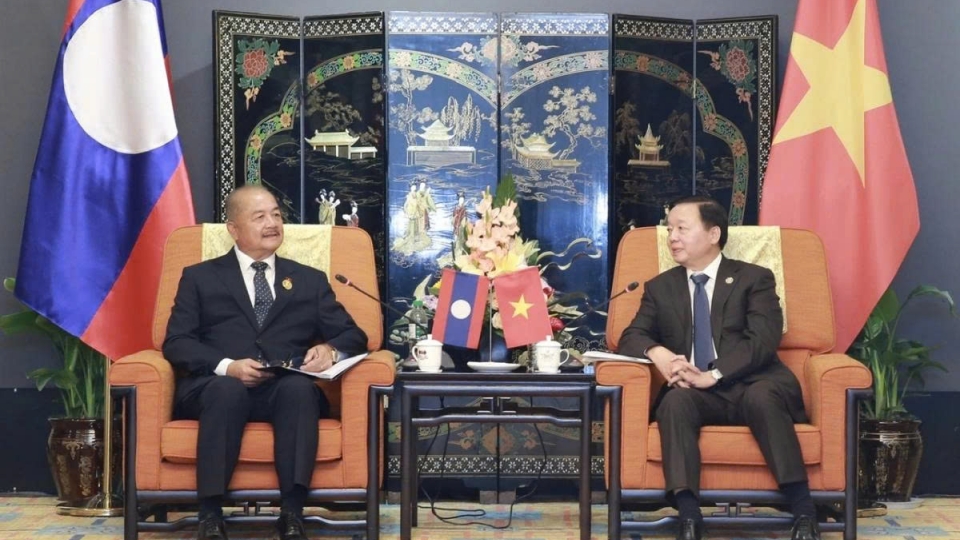Deputy PM Tran Hong Ha and his Lao counterpart Kikeo Khaykhamphithoune.jpg