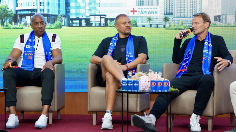 Former striker Teddy Sheringham and other MU legends during an exchange with Vietnamese fans at Tam Anh General Hospital in HHo Chi Minh City.jpg