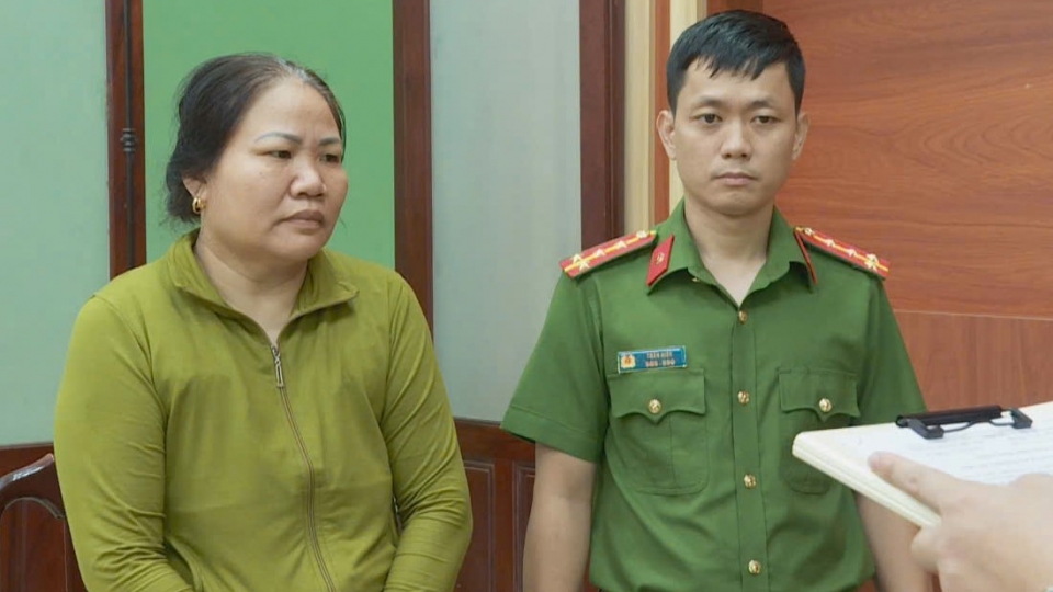 Hồ Thụy Bích Dân cùng chồng sản xuất cà phê bột giả cũng bị cơ quan chức năng khởi tố, cấm đi khỏi nơi cư trú. .jpg