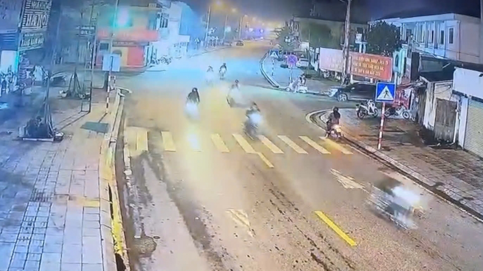 Hình ảnh camera an ninh ghi lại cảnh nhóm thanh niên Móng Cái truy đuổi khiến Đ.K.Đ. tự gây tai nạn dẫn đến tử vong.jpg