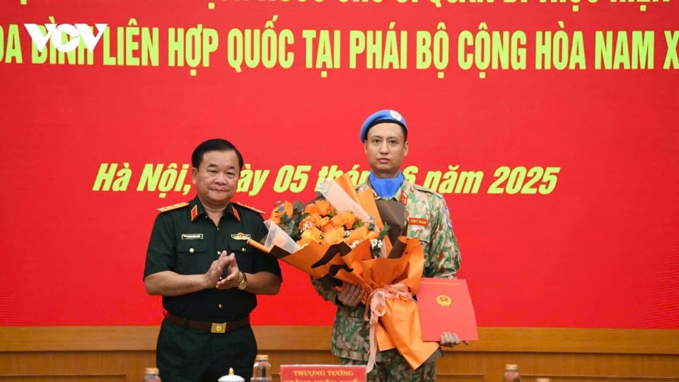 Hoang Xuan Chien presents the President decision to new officers to UN MIssion in South Sudan.jpg